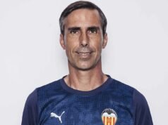 Tributi pagati dopo che l’allenatore della massima serie spagnola e tre dei suoi figli si teme siano morti per annegamento in una barca turistica in mare agitato