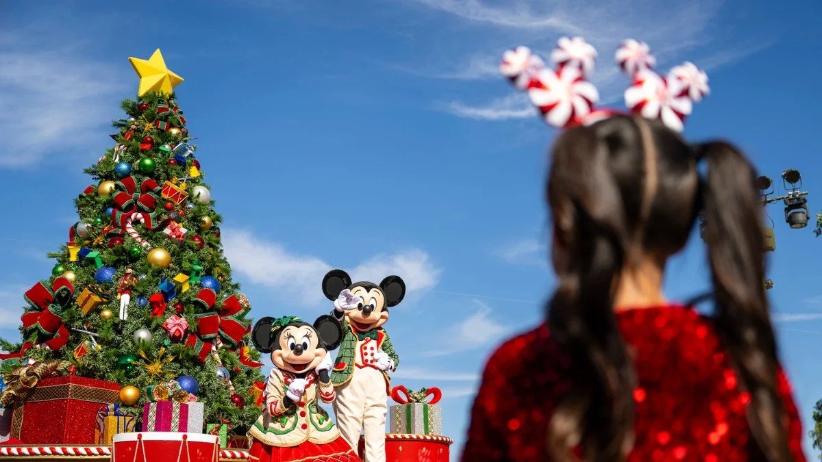 disney-chrismas-day-parade-2025-mickey-minnie.jpg