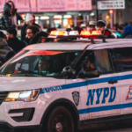Due stranieri illegali Biden ricercati per accoltellamento e rapina del detective della polizia di New York