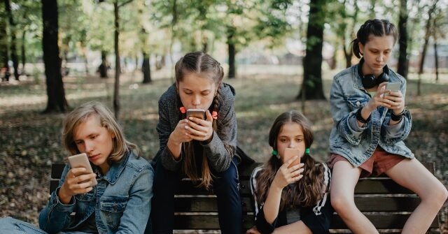teenagers-stare-at-their-smartphones-640x335.jpg