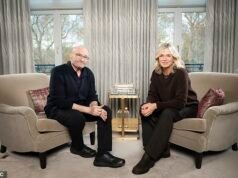 Phil Collins descrive nel dettaglio i suoi problemi di salute dicendo: “Ho subito cinque operazioni al ginocchio, ho un’infermiera 24 ore su 24 e i miei reni sono intasati dall’alcol, ma il vecchio cane è ancora vivo”