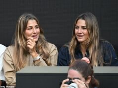 Le sorelle gemelle raramente viste in preda all’azione di tennis dell’Australian Open – con un papà MOLTO famoso! Quindi puoi indovinare chi è il loro leggendario padre?
