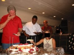 Bill Clinton, sorridente, si riempie la bocca di torta mentre festeggia con Ghislaine Maxwell, nuove foto nei file di Epstein lasciano vedere – guarda tutte le foto