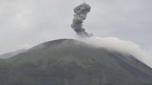66250439cc788-erupsi-gunung-api-ile-lewotolok-di-kabupaten-lembata-ntt_665_374.jpg