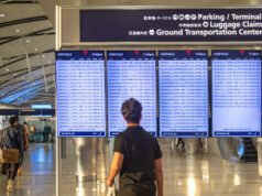Tifoso di football portato via dopo essersi schiantato con l’auto contro il terminal dell’aeroporto di Detroit