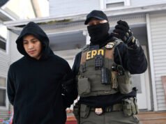 Seguiamo la legge mentre arrestiamo i migranti fuggitivi nelle loro case