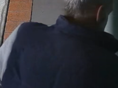 Un uomo misterioso colto in flagrante in un atto inquietante