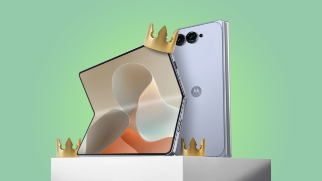 motorola-foldable-smartphone-standing-on-a-white-pedestal-with-a-gold-crown-resting-on-its-corner-against-a-green-background.png