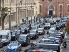Il MOLTO grande corteo di automobili di JD Vance provoca il caos alle Olimpiadi invernali mentre un pattinatore artistico all’oscuro viene lasciato a faticare