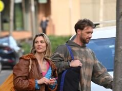 Julia, la sposa bisessuale di Married At First Sight, sembra innamorata del marito Grayson mentre va a fare la spesa a Sydney dopo essersi trasferiti insieme