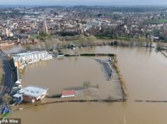 Gran Bretagna in allerta inondazioni: più di 300 aree a rischio di aumento del livello dell’acqua a causa degli acquazzoni incessanti che continuano mentre il sud-ovest viene colpito da un altro avviso meteorologico per forti piogge