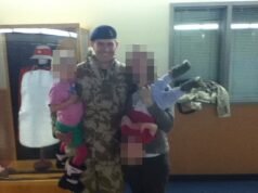 Il soldato trattiene le lacrime mentre elogia la moglie dell'”eroe” per aver respinto un coltello che ha cercato di “tagliarmi la testa come Lee Rigby”