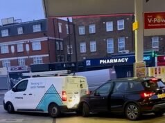 Momento in cui un automobilista ubriaco infuriato va a sbattere contro la recinzione e poi contro l’autobus dopo lo stallo della stazione di servizio – prima di essere fermato da eroi scatenati