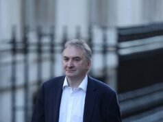 Il traballante Starmer ha deciso di tagliare il segretario di gabinetto e di fare di Antonia Romeo la prima donna a capo della pubblica amministrazione… appena un anno dopo aver snobbato la sua candidatura