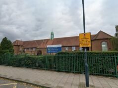 La polizia antiterrorismo indaga sul doppio accoltellamento a scuola che ha lasciato due ragazzi, 12 e 13 anni, in gravi condizioni: un adolescente, 13 anni, viene arrestato con l’accusa di tentato omicidio