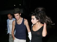 Blake Fielder-Civil, ex amante di Amy Winehouse, vive in un monolocale disseminato di graffiti ed è così tagliato fuori dalla sua famiglia che “potrebbe non sapere nemmeno che la madre dei suoi due figli è morta”.