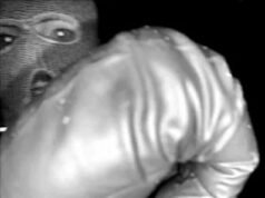 Gli investigatori di Nancy Guthrie trovano un guanto nero vicino a casa sua che assomiglia proprio a quello indossato dal rapitore nel terrificante filmato del campanello