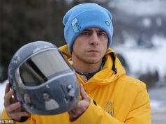 Il presidente olimpico scoppia in lacrime mentre l’atleta ucraino viene espulso dai Giochi invernali per aver tentato di indossare il casco vietato che onorava gli atleti uccisi nella guerra con la Russia