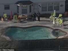 Urla angosciate risuonano dopo che le sorelline di 3 anni si sono intrufolate nella piscina del cortile e sono annegate mentre mamma e nonno dormivano