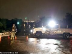 I poliziotti “tirano via un uomo e una donna da casa” durante il raid SWAT in una proprietà alla ricerca della scomparsa Nancy Guthrie