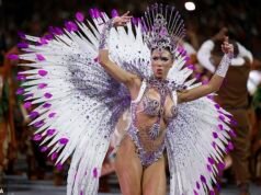 Inizia la festa di Rio! I partecipanti alle feste scarsamente vestiti e ricoperti di glitter sfilano per le strade delle città brasiliane per il festival annuale