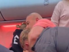 Una nuova angolazione mostra il momento in cui è scoppiata una caotica rissa di massa sul volo dalla Turchia a Manchester che ha fatto notizia in tutto il mondo