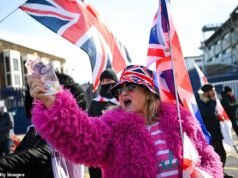 I manifestanti anti-migranti manifestano davanti al quartier generale della RNLI dicendo che l’organizzazione benefica per le scialuppe di salvataggio dovrebbe smettere di fungere da “servizio taxi” per i richiedenti asilo