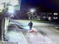 Il conducente dello scooter elettrico prende una buca e si schianta contro la strada prima di essere portato d’urgenza in ospedale