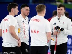 I bigodini della squadra britannica sono rimasti sull’orlo dell’uscita dalle Olimpiadi invernali mentre perdono contro il Canada dopo che gli avversari sono stati coinvolti nella fila “BARI”