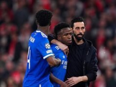 “È DISGUSTOSO”: Trent Alexander-Arnold si arrabbia dopo che il compagno di squadra del Real Madrid Vinicius Jr ha accusato l’avversario di razzismo nello scontro con il Benfica, poiché la partita è stata interrotta per 10 minuti dopo che l’arbitro ha attivato il nuovo protocollo