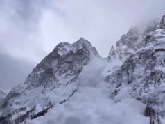 Una valanga momentanea precipita giù da una montagna in Italia mentre dozzine di sciatori guardano, prima di cercare disperatamente di fuggire