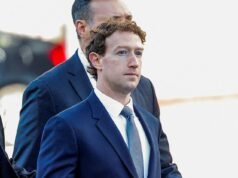 Mark Zuckerberg arriva in tribunale con un abito inadeguato affiancato dal suo avvocato per combattere uno storico processo sulla dipendenza dai social media