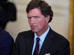 Tucker Carlson “DETENUTO” in Israele: giornalista “trascinato nella stanza degli interrogatori” mentre un’intervista esplosiva scatena una tempesta diplomatica