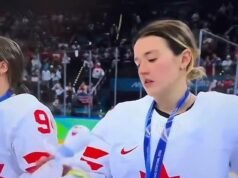 Le giocatrici di hockey canadesi diventano virali per le esilaranti reazioni ai peluche durante la cerimonia di premiazione delle Olimpiadi