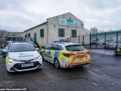 Un adolescente viene pugnalato a morte fuori dalla moschea e altri due vengono feriti durante i disordini durante il Ramadan