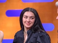 Charli XCX attacca Gordon Ramsay mentre dice che il suo album BRAT ha dato alle sue figlie “un atteggiamento in abbondanza” mentre appaiono al The Graham Norton Show