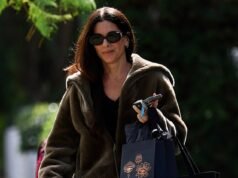 Sandra Bullock si regala gioielli MOLTO costosi a Los Angeles mentre la star solitaria esce per una rara gita pubblica