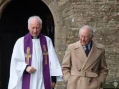 Re Carlo cerca di assumere una faccia coraggiosa mentre viene raffigurato mentre lascia la chiesa oggi in mezzo allo scandalo di Andrew