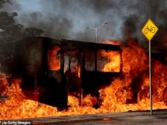 I turisti americani sono rimasti bloccati nello splendido hotspot del Messico mentre i cartelli danno fuoco alle auto e provocano il caos nell’attacco “codice rosso”