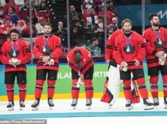 La furiosa stella dell’hockey canadese diventa virale per il momento imbarazzante in cui gli è stato regalato un peluche dopo aver perso l’oro contro gli Stati Uniti