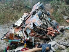 Un britannico tra i 19 morti quando l’autobus precipita per 650 piedi in un burrone sulla strada per la zona turistica del Nepal