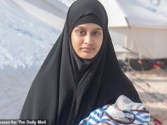 Shamima Begum “progetta di tornare in Gran Bretagna usando i trafficanti di esseri umani”: i messaggi del “risollevatore” della sposa dell’Isis “chiedono soldi in modo che possa fuggire dalla Siria e forzare la deportazione nel Regno Unito”