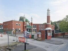 Uomini “armati di ascia e coltello” entrano nella moschea centrale di Manchester, mentre la polizia dà la caccia al sospetto