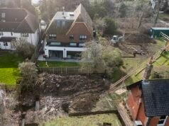 Madre in guerra con i vicini per il progetto di costruire una “brutta” casa di nuova costruzione con cinque letti accanto alla sua villa vittoriana da 2,5 milioni di sterline