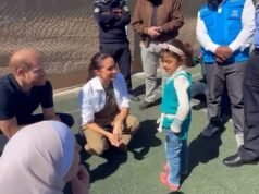Nel momento in cui a una bambina viene chiesto “Conosci Meghan?”… poi se ne va il primo giorno del tour quasi reale della Duchessa e di Harry in Giordania
