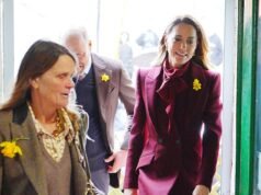 Bellezza della Borgogna! Kate si inzuppa di rosso dalla testa ai piedi mentre raggiunge il principe William in Galles prima del giorno di San Davide