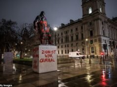 Attivisti filo-palestinesi vandalizzano la statua di Winston Churchill con lo slogan “criminale di guerra sionista”.