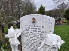 La tomba di James Bulger viene profanata dai vandali mentre la madre affranta lancia un appello urgente per ritrovarli