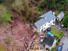 Il proprietario della casa è sopravvissuto alla frana che ha distrutto la casa della sua famiglia, perché era andato al pub a bere una pinta