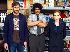 Il produttore di IT Crowd ammette che ci sono scene dello show che “non farebbe adesso” dopo che la serie di Channel 4 ha colpito con l’avviso di attivazione, dicendo “Mi scuso e vado avanti”